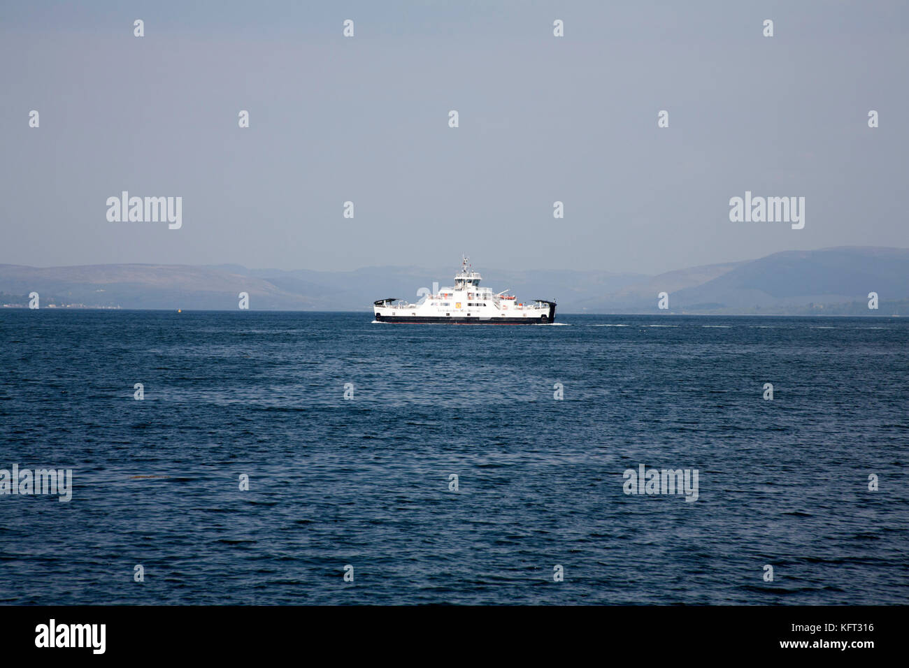 L'hôtel Caledonian Macbrayne ferry Loch Shira ou Loch Siora naviguant entre la ville de Largs et l'île de (Cumbrae) Amérique du Sud-ouest de l'Ecosse Ayshire Banque D'Images