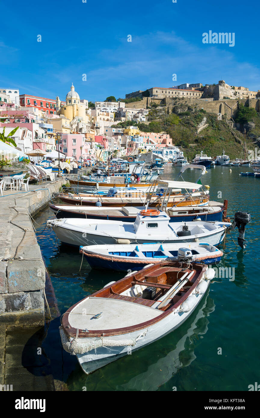 Belle vue de la pêche traditionnelle des bateaux amarrés dans le port de corricella sur l'île de Procida, Italie. Banque D'Images