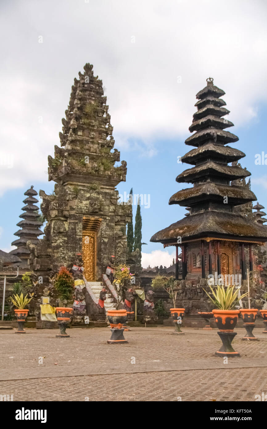 Pagodes dans un temple indonésien - Pura Ulun Danu Batur - Bali - Indonésie  Photo Stock - Alamy