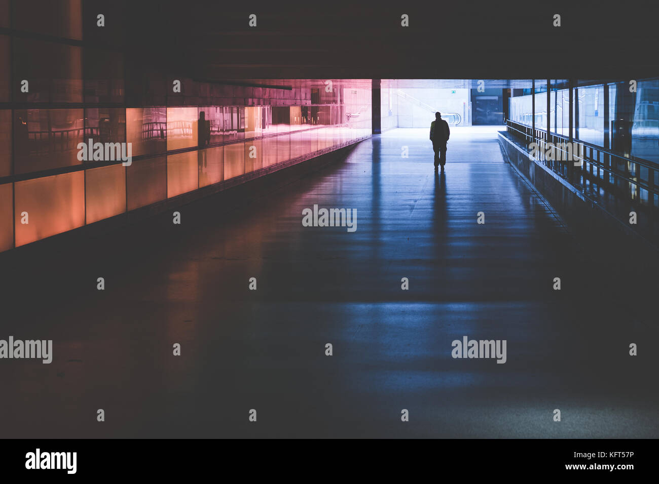Silhouette d'une personne qui marche dans un tunnel noir Banque D'Images