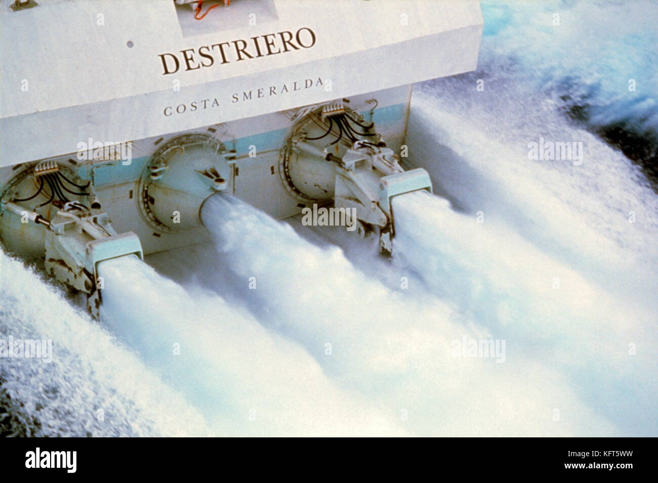 AJAXNETPHOTO. 1991. En mer, en Italie. - Records - ITALIEN CONSTRUIT 60 KNOT BATEAU CONSTRUIT POUR UNE TENTATIVE SUR LE RECORD DE VITESSE TRANSATLANTIQUE RUBAN BLEU. Les UNITÉS DE PROPULSION PAR JET D'EAU QU'ON VOIT ICI SUR LES ESSAIS DE VITESSE DU CONSTRUCTEUR. Bateau N'A PAS REÇU LE HALES TROPHY 1992 pour sa traversée transatlantique DOUBLE RECORD QU'IL A ÉTÉ classé comme un yacht privé. PHOTO :©FINCANTIERI APPUYEZ SUR MAIN-OUT PHOTO/AJAX REF:1618125 3 Banque D'Images