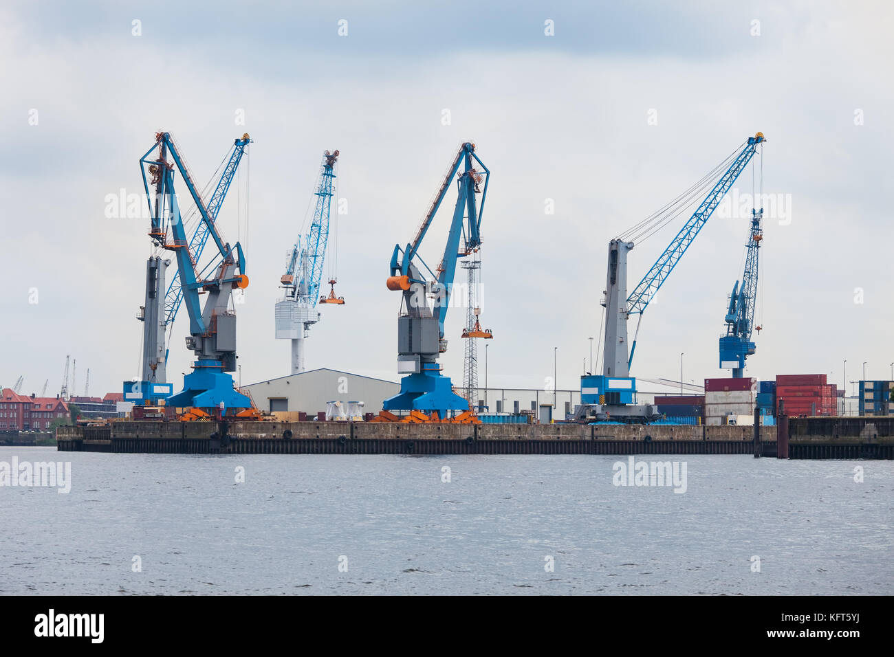 Grues de navires-conteneurs au port de Hambourg, Allemagne Banque D'Images