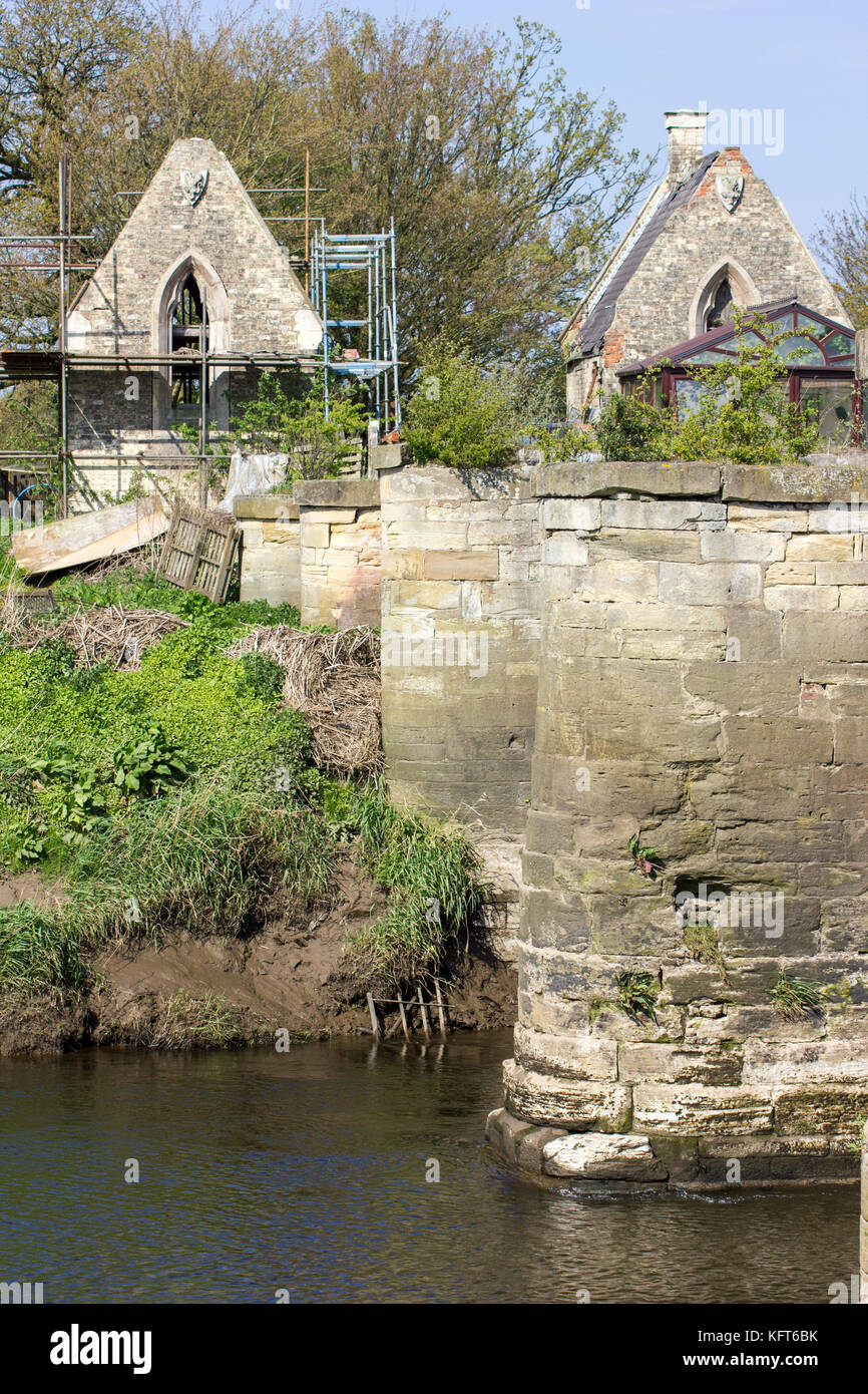 Reste de l'ancien pont à péage traversant la rivière aire entre Carlton & snaith dans l'East Riding of Yorkshire. Banque D'Images
