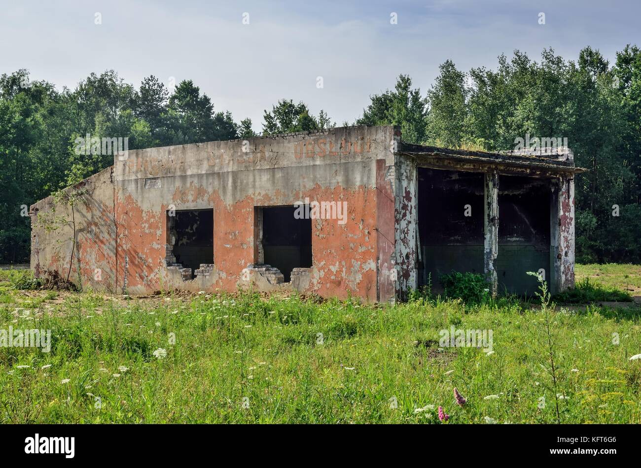 CZARKOW, POLOGNE - 22 JUILLET 2017 : bâtiment d'unité militaire abandonné à Czarkow, Pologne. Banque D'Images