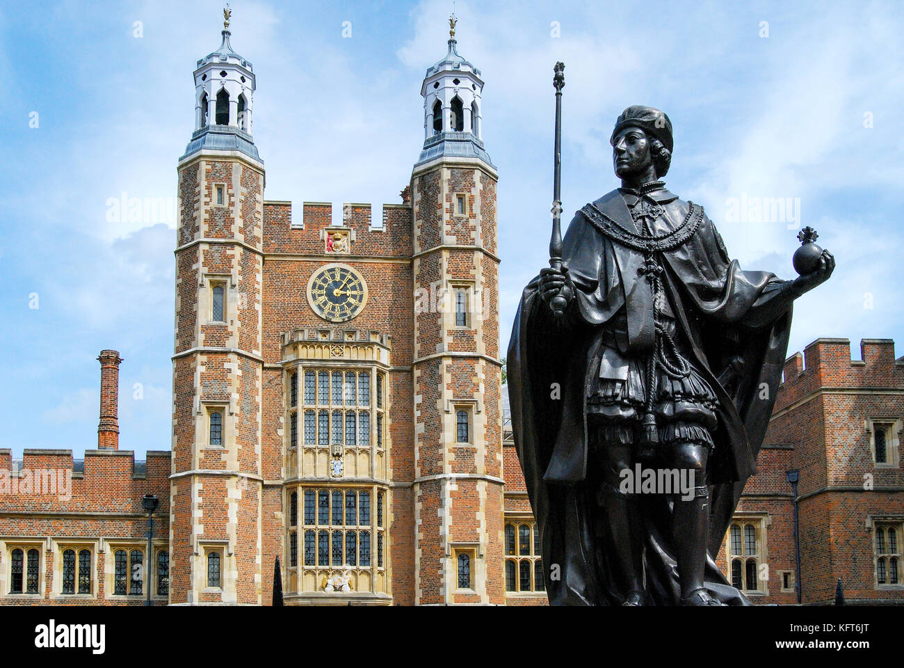 Statue de Henry VI (fondateur) et Lupton's Tower, cour de l'école, Eton College, Eton, Berkshire, Angleterre, Royaume-Uni Banque D'Images