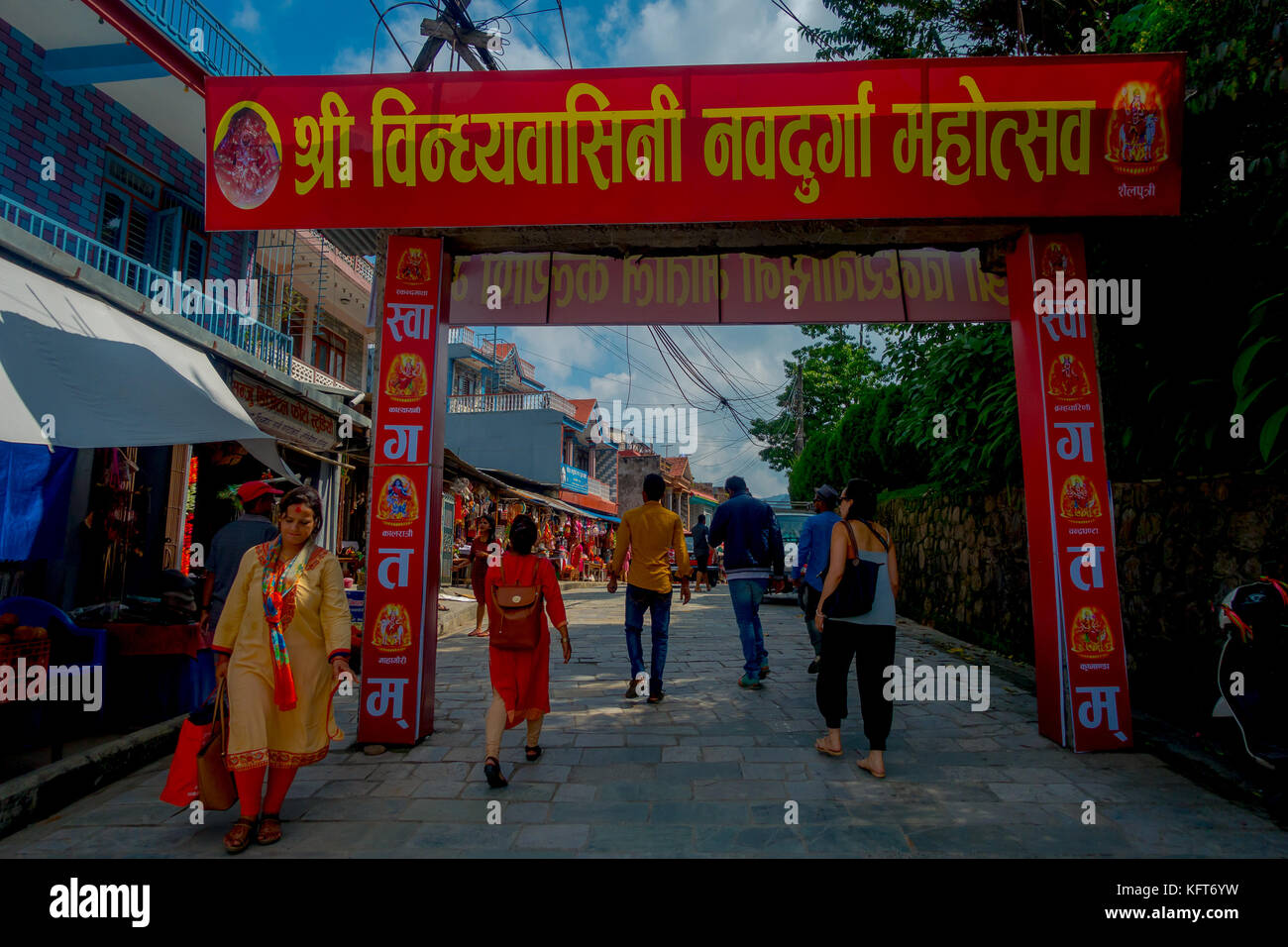 KATMANDOU, NÉPAL - 04 SEPTEMBRE 2017 : des personnes non identifiées marchant dans le marché du matin, sous un énorme panneau informatif rouge à Katmandou, Népal. Le marché du matin est situé près du temple Annapurna au centre de Katmandou, au Népal Banque D'Images KATMANDOU, NÉPAL - 04 SEPTEMBRE 2017 : des personnes non identifiées marchant dans le marché du matin, sous un énorme panneau informatif rouge à Katmandou, Népal. Le marché du matin est situé près du temple Annapurna au centre de Katmandou, au Népal Banque D'Images