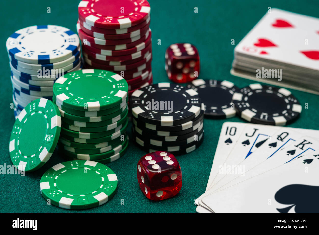 Casino Poker jetons, cartes et dés Banque D'Images