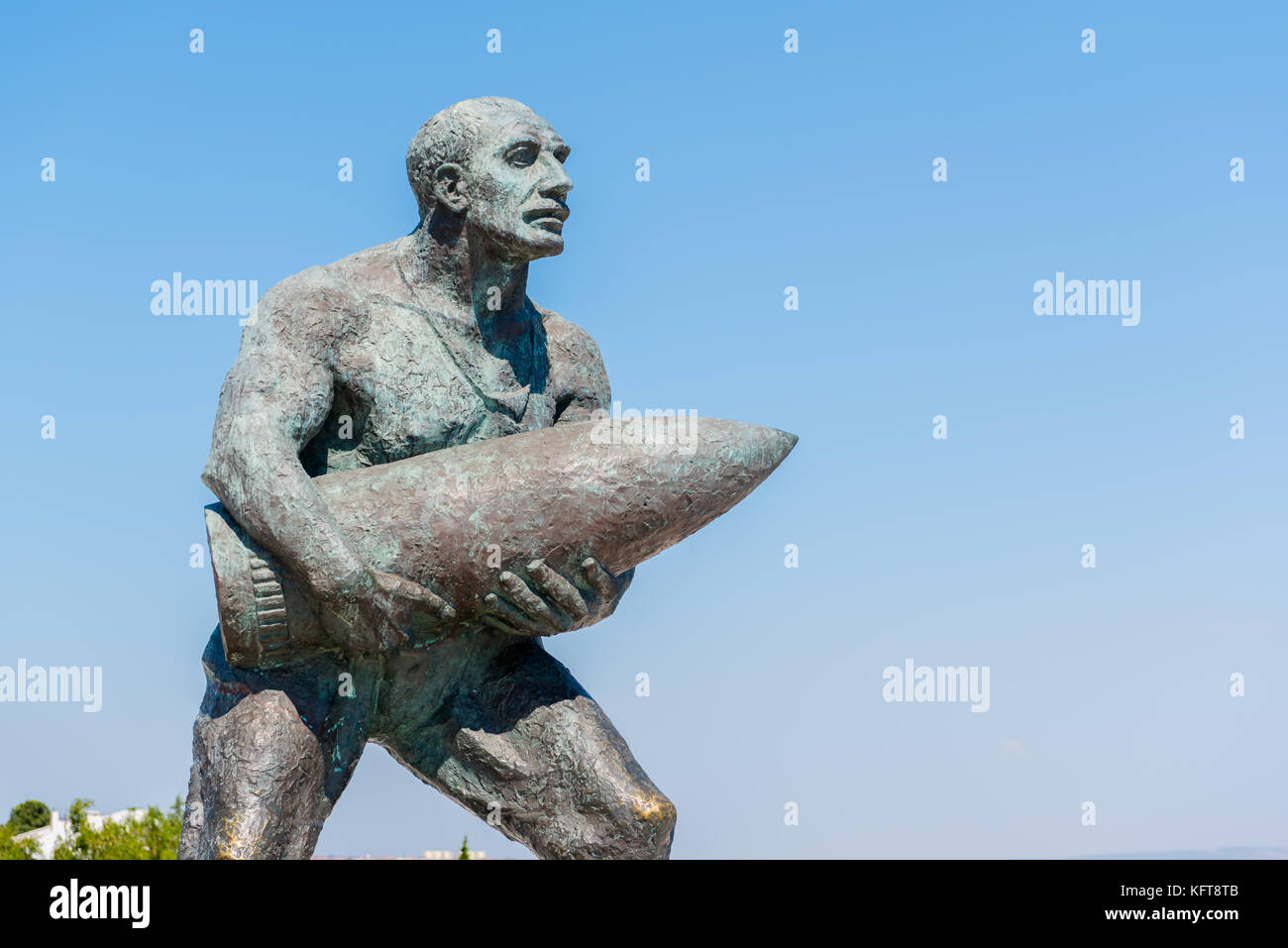 Statue de caporal, turc célèbre cabuk (onbasi seyit seyit) portant une pièce d'artillerie à Canakkale, Turquie Mémorial des martyrs.à Canakkale, Turquie Banque D'Images