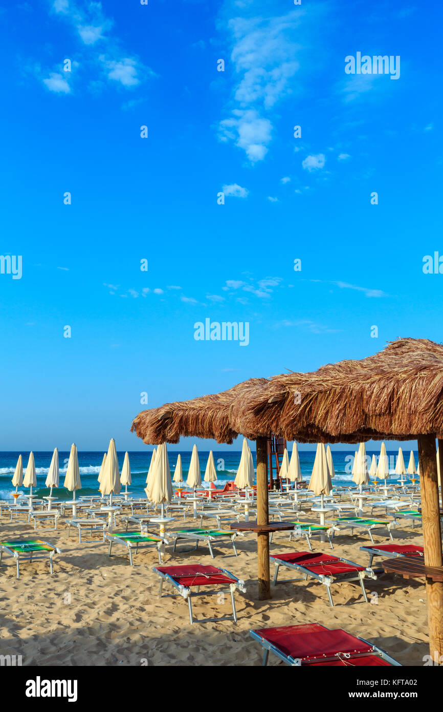 Matin paradise plage de sable blanc de salento maldives avec parasols et chaises longues (pescoluse, salento, Pouilles, Italie du sud). La plus belle mer sa Banque D'Images
