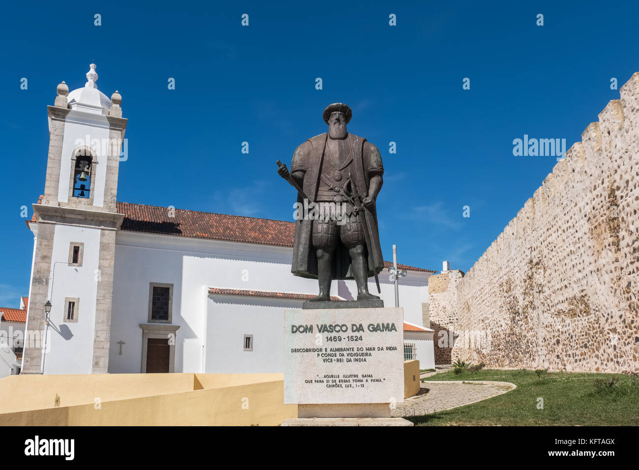 Statue de l'explorateur portugais Vasco da Gama en face de l'église paroissiale en Alentejo, Portugal sines. Banque D'Images