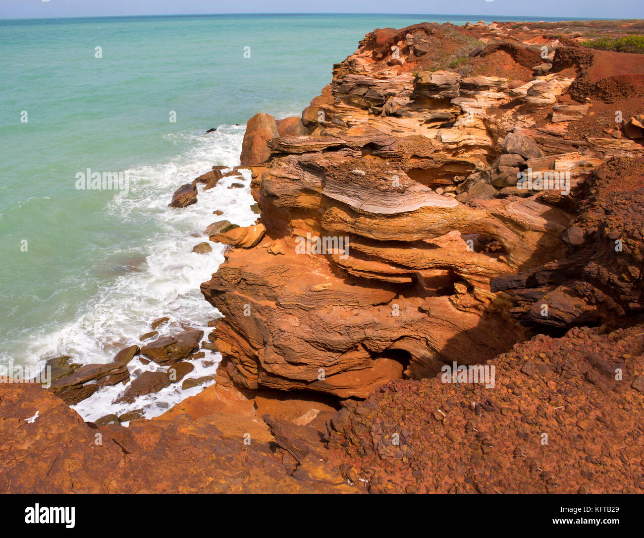 Gantheaume Point un grès rouge pointe qui s'avance dans l'Océan Indien à partir de la belle Cable Beach, Broome, au nord ouest de l'Australie . Banque D'Images