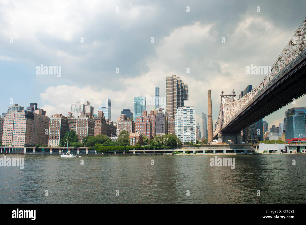 New York city et Queensboro Bridge skyline vue à travers l'East River à partir de Roosevelt Island waterfront. Banque D'Images
