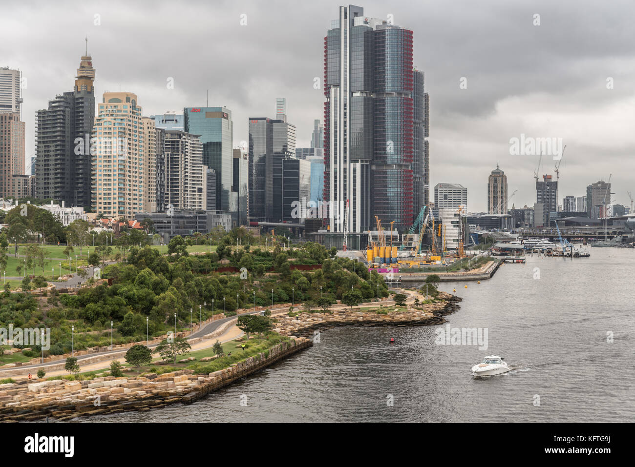 Sydney, Australie - 21 mars 2017 : zone verte millers point à Barangaroo réserver et pelouse stargazer sous de lourdes cloudscape gris en face de skylin Banque D'Images