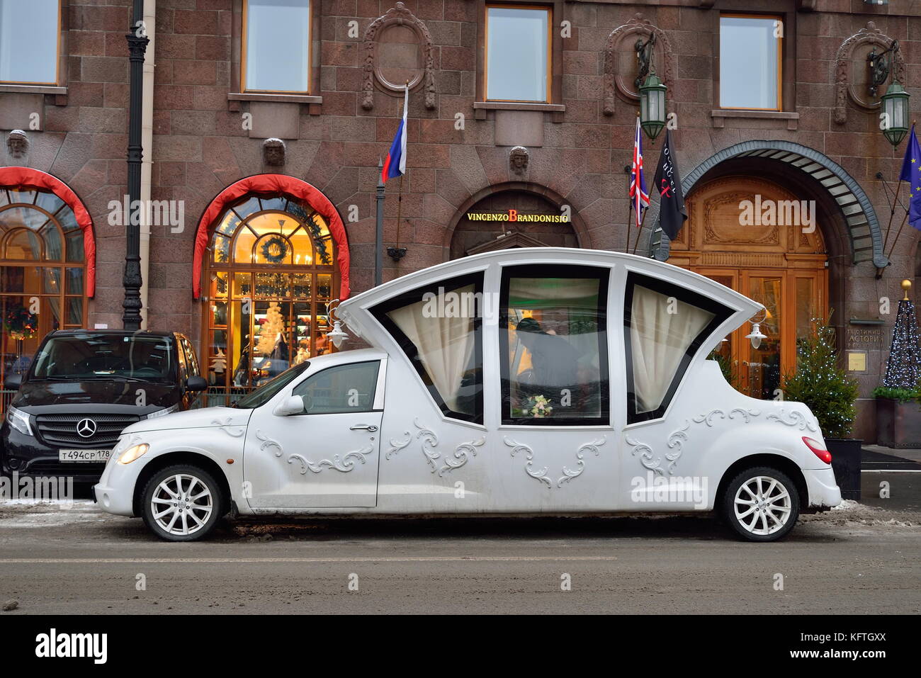 Saint Petersburg, Russie - 12 janvier 2017 : limousine mariage - coach près de l'hôtel Astoria Banque D'Images