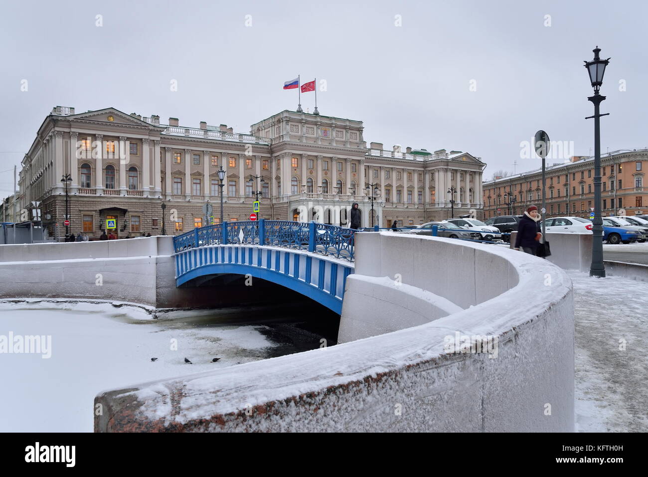 Saint Petersburg, Russie - 12 janvier 2017 : le bleu du pont sur la rivière moïka et zaks de spb en hiver Banque D'Images