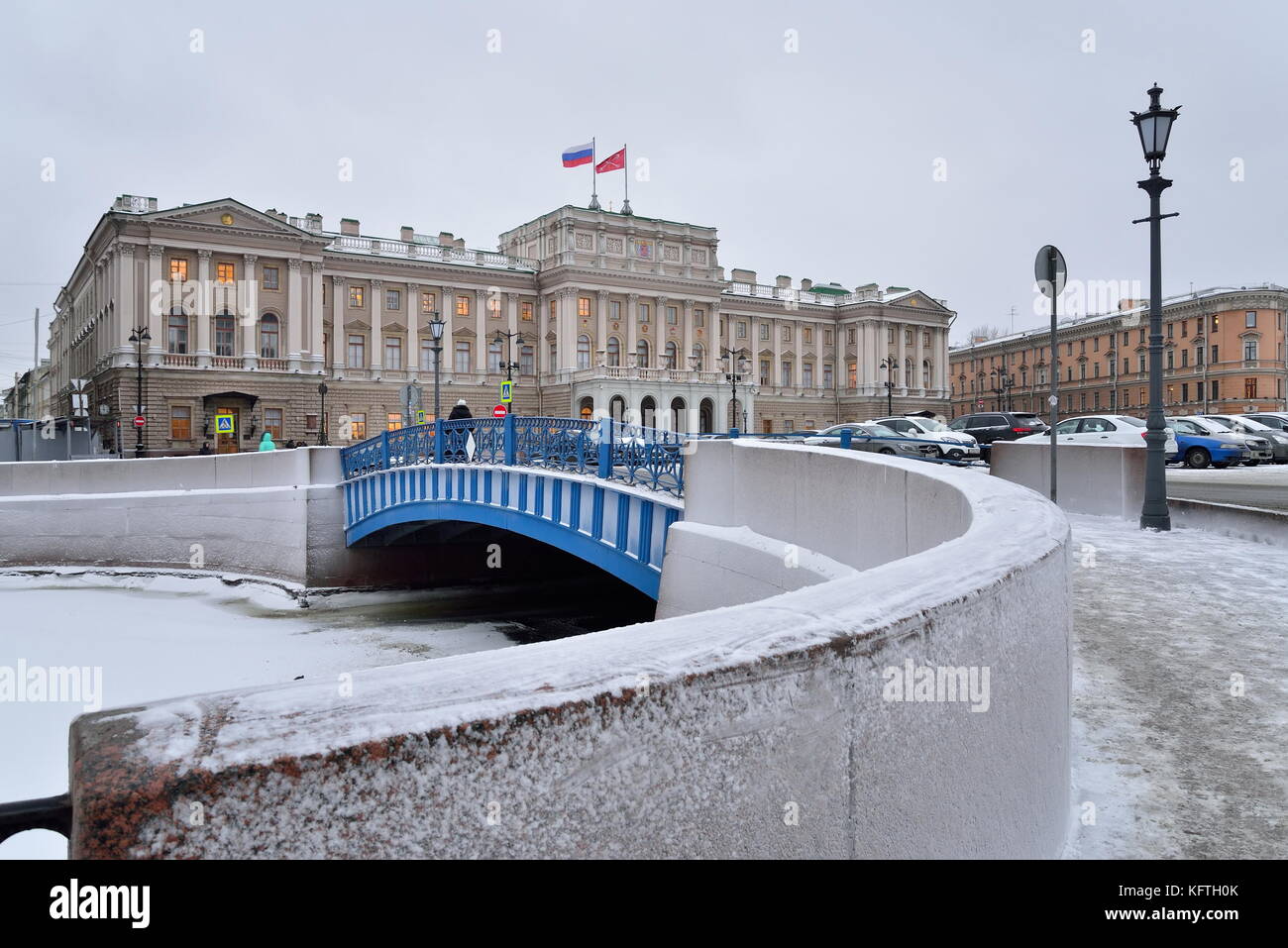 Saint Petersburg, Russie - 12 janvier 2017 : le bleu du pont sur la rivière moïka et zaks de spb en hiver Banque D'Images