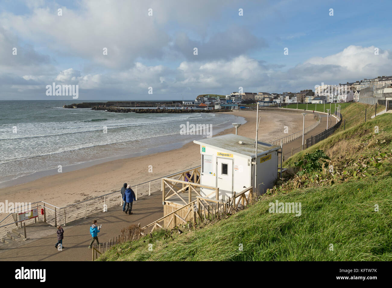 Plage et port de plaisance, Portrush, co Antrim, en Irlande du Nord Banque D'Images