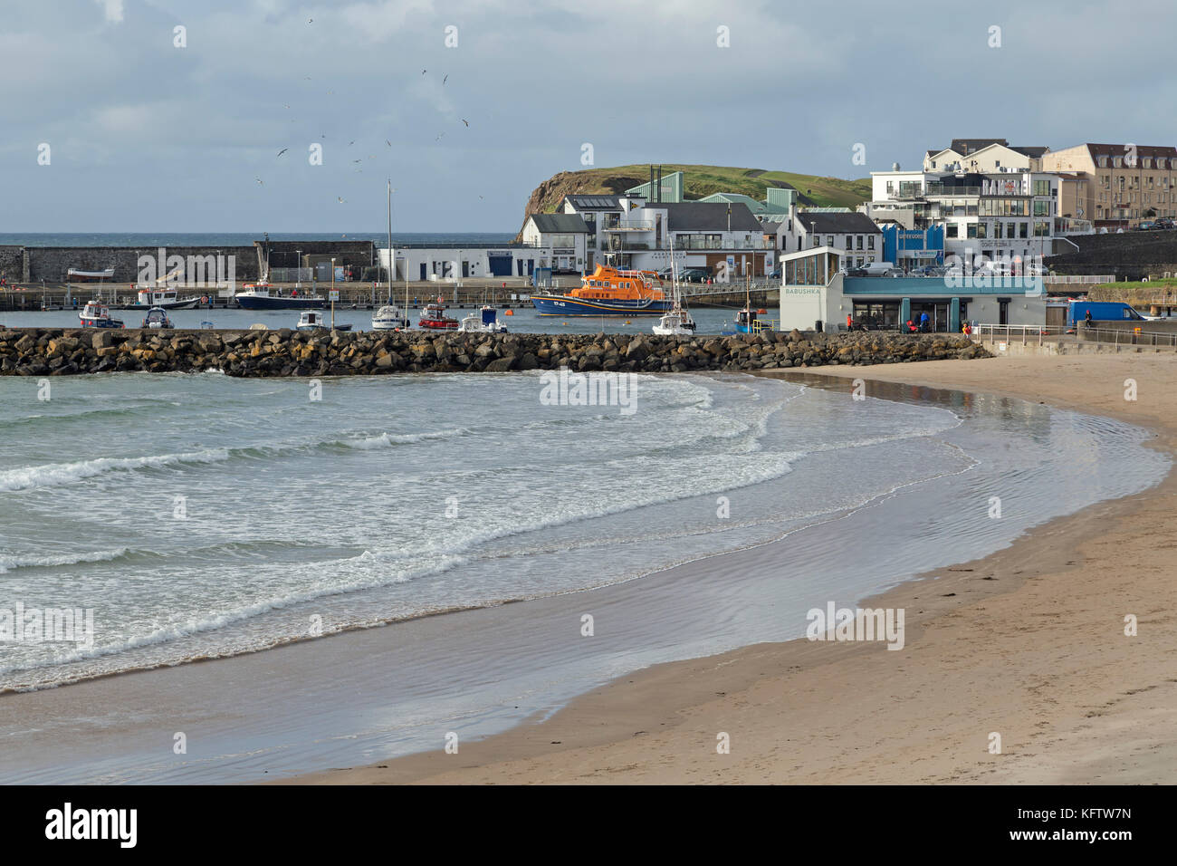 Plage et port de plaisance, Portrush, co Antrim, en Irlande du Nord Banque D'Images