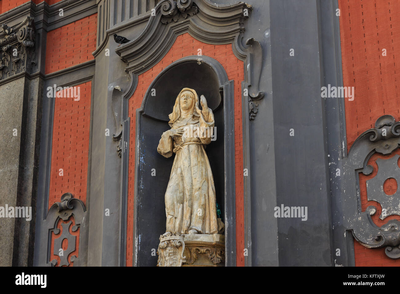 Statue sur le mur, Naples, Italie Banque D'Images