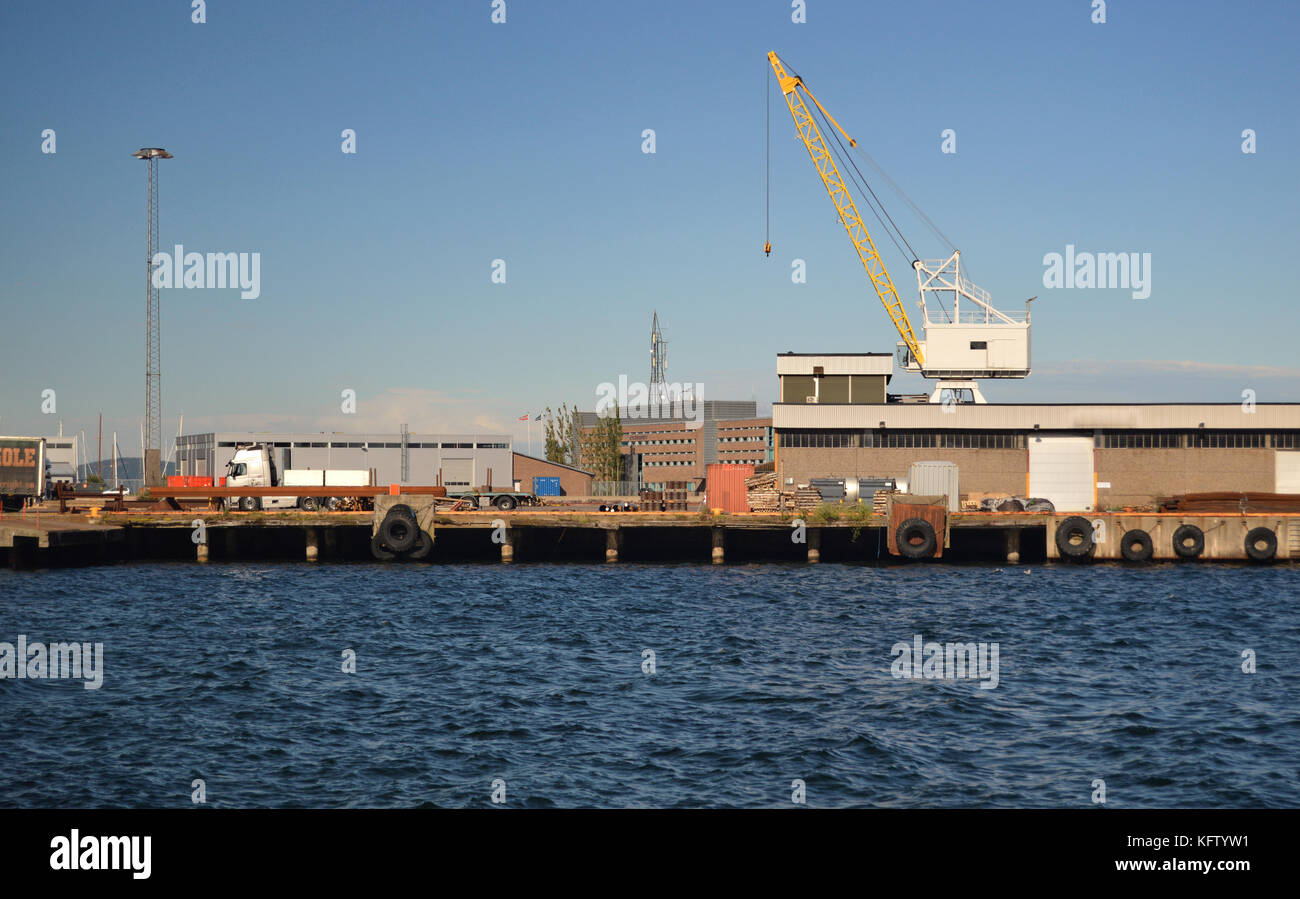 Une partie de l'administration portuaire à Horten NORVÈGE avec une grande grue, des véhicules et des bâtiments visibles. Banque D'Images
