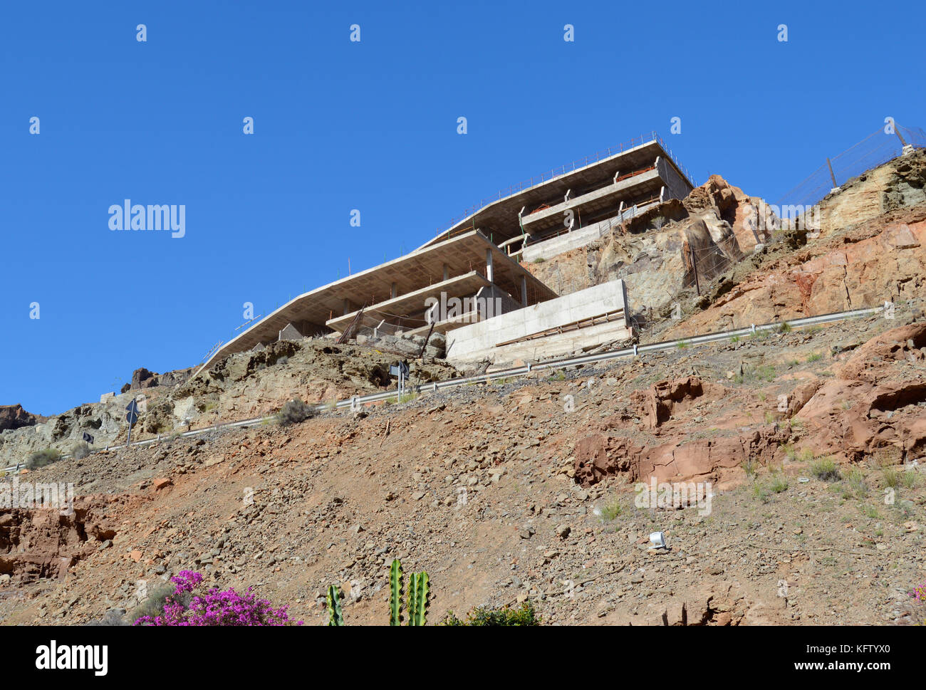 Jusqu'à à un hôtel inachevé à Taurito Gran Canaria Espagne. Banque D'Images