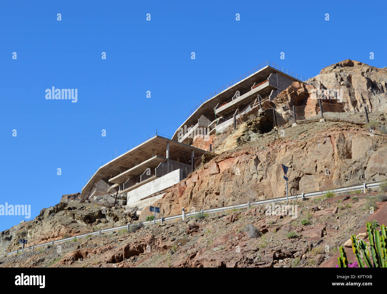 Jusqu'à à un hôtel inachevé à Taurito Gran Canaria Espagne. Banque D'Images