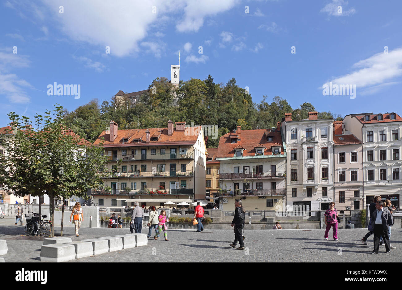 Ljubljana, Slovénie - 12 octobre : marche à nouveau square à Ljubljana le 12 octobre 2014. les piétons à Novi trg à Ljubljana, Slovénie. Banque D'Images