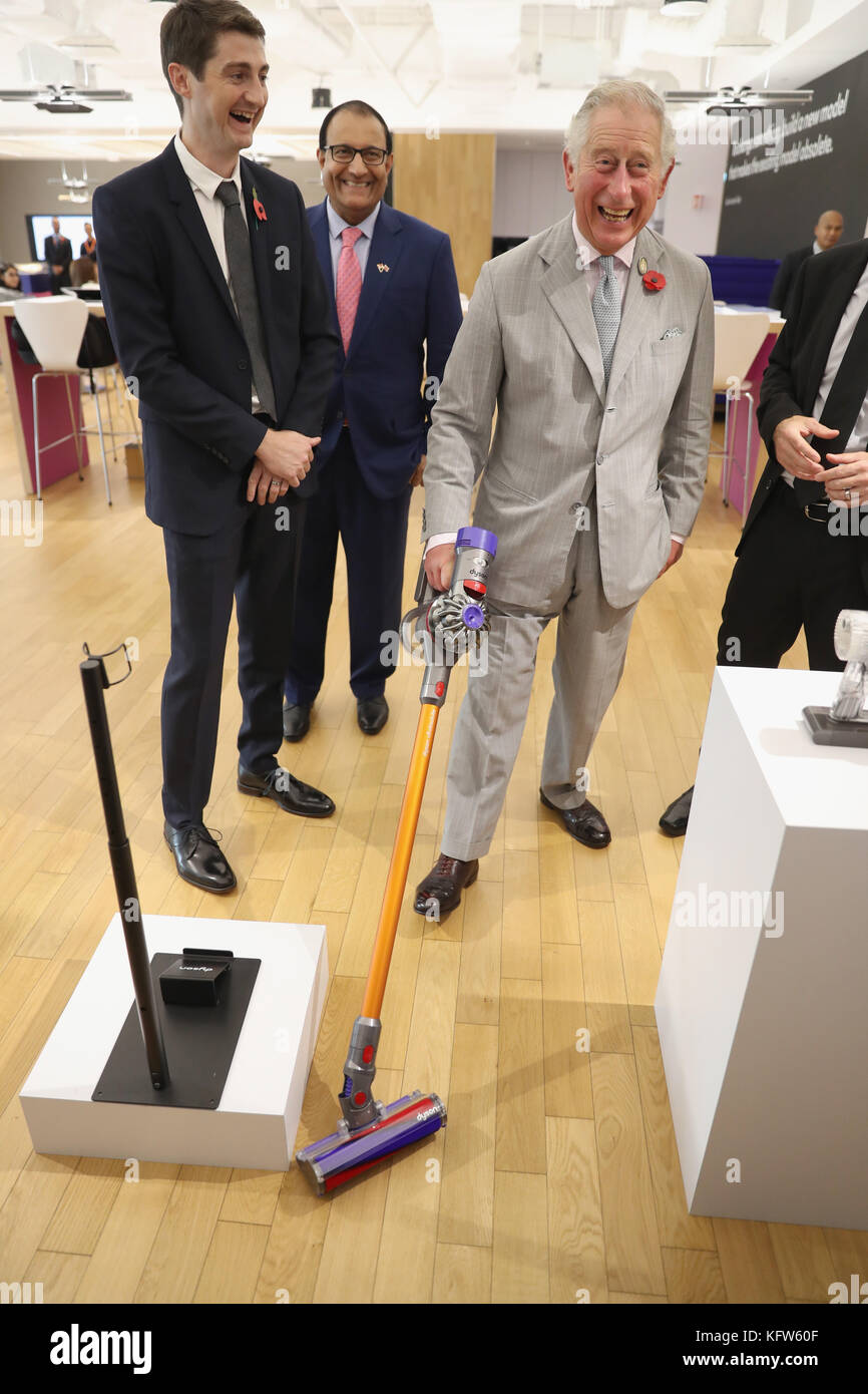 Le prince de Galles, accompagné par dyson directeur de global engineering  scott Maguire (gauche), des tests d'un nouveau v8 dyson aspirateur absolue  lors d'une tournée de la technologie Dyson centre à Singapour