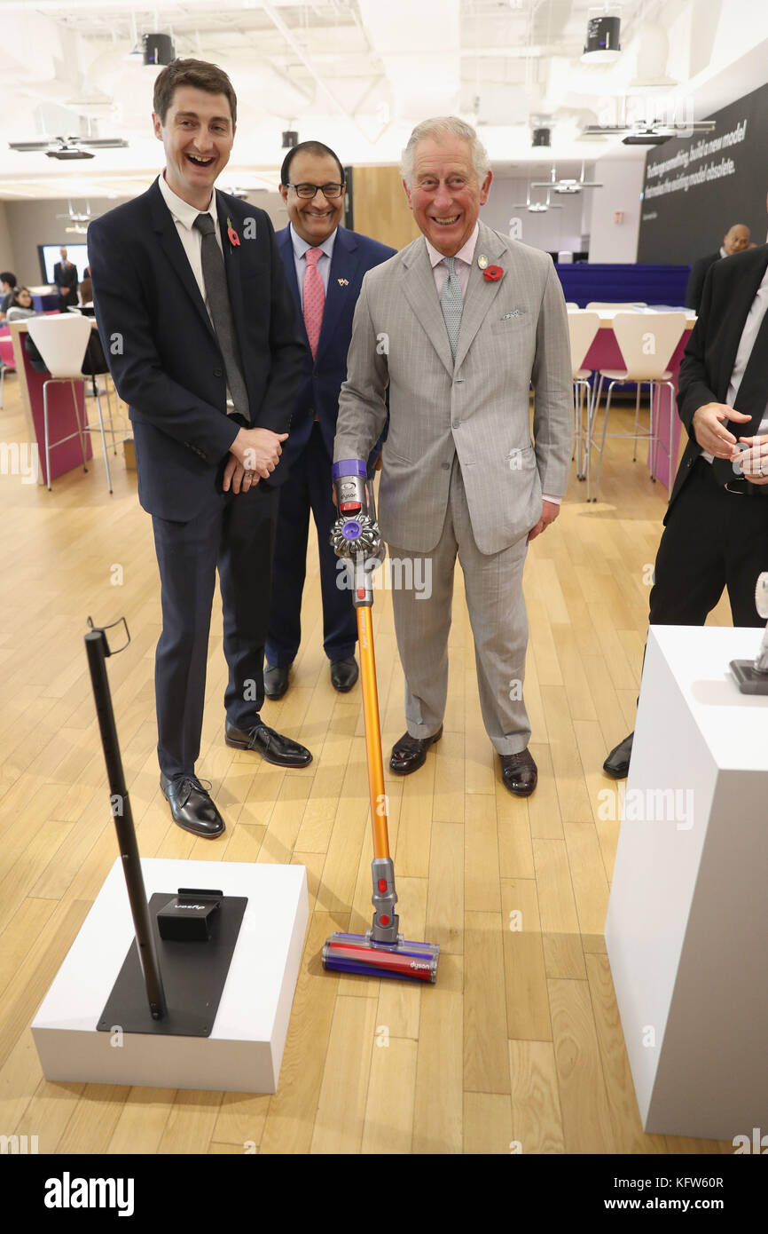 Le Prince de Galles teste un nouvel aspirateur Dyson V8 Absolute lors d'une  visite du Dyson Technology Center à Singapour, au cours d'une visite  d'automne de 11 jours en Asie Photo Stock -