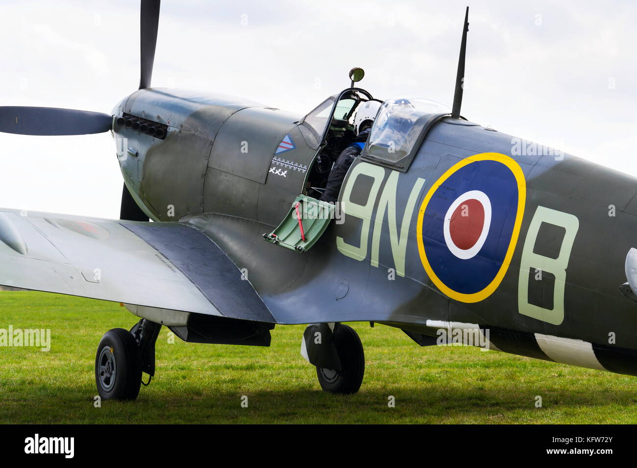 Pilote est assis dans le cockpit de l'avion de chasse britannique Supermarine Spitfire Banque D'Images