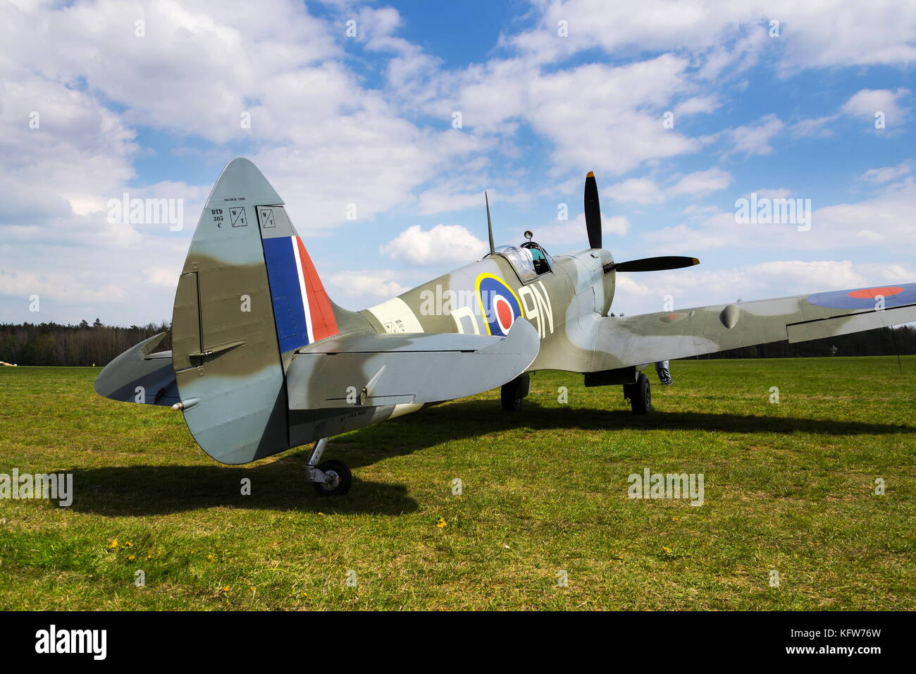 Pilote est assis dans le cockpit de l'avion de chasse britannique Supermarine Spitfire Banque D'Images