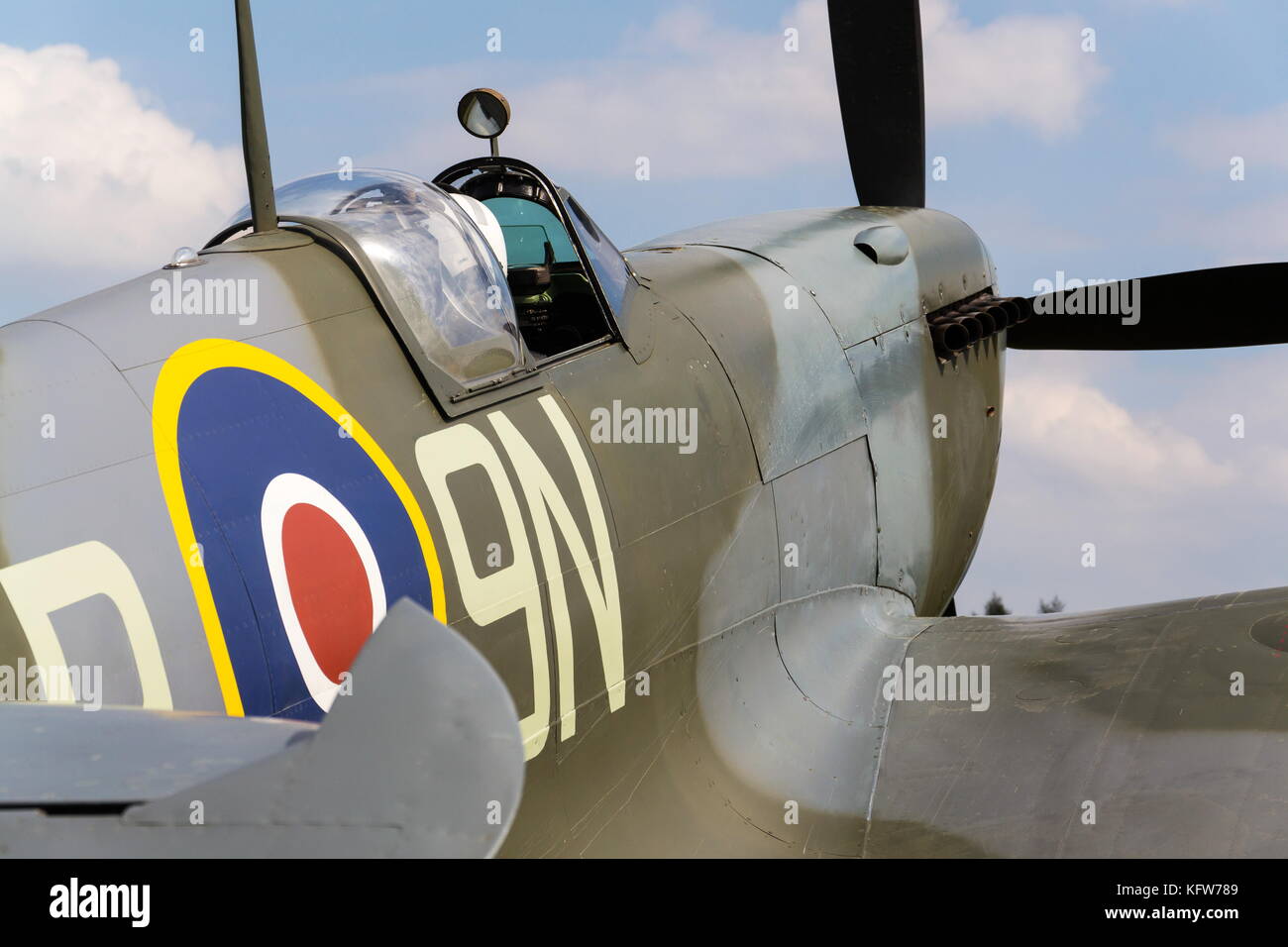 Pilote est assis dans le cockpit de l'avion de chasse britannique Supermarine Spitfire Banque D'Images