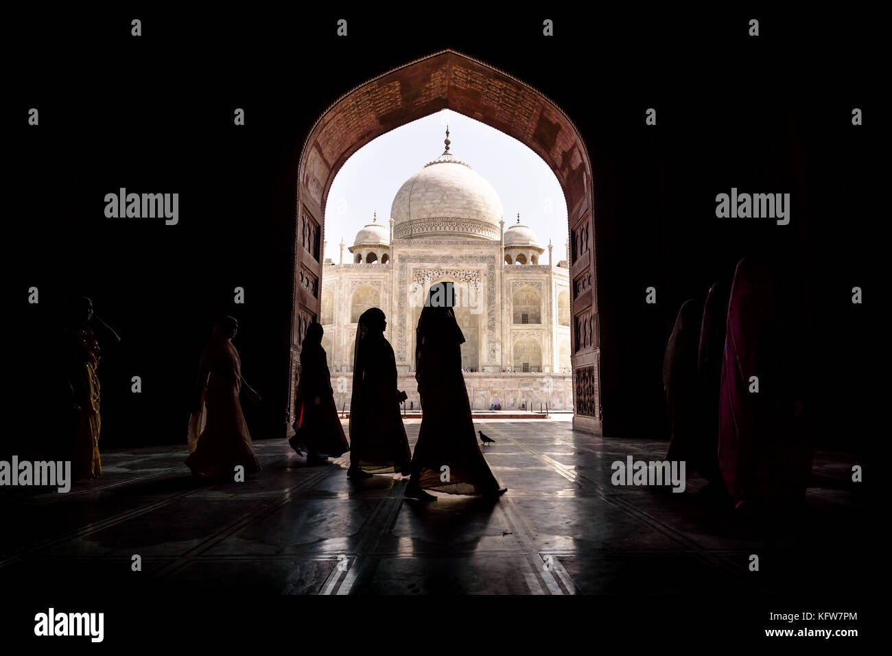 Argra, Taj Mahal, l'Inde - 3 mars 2012 : les femmes en saris traditionnels passant arch dans Taj Mahal à Agra, Uttar Pradesh, Inde Banque D'Images