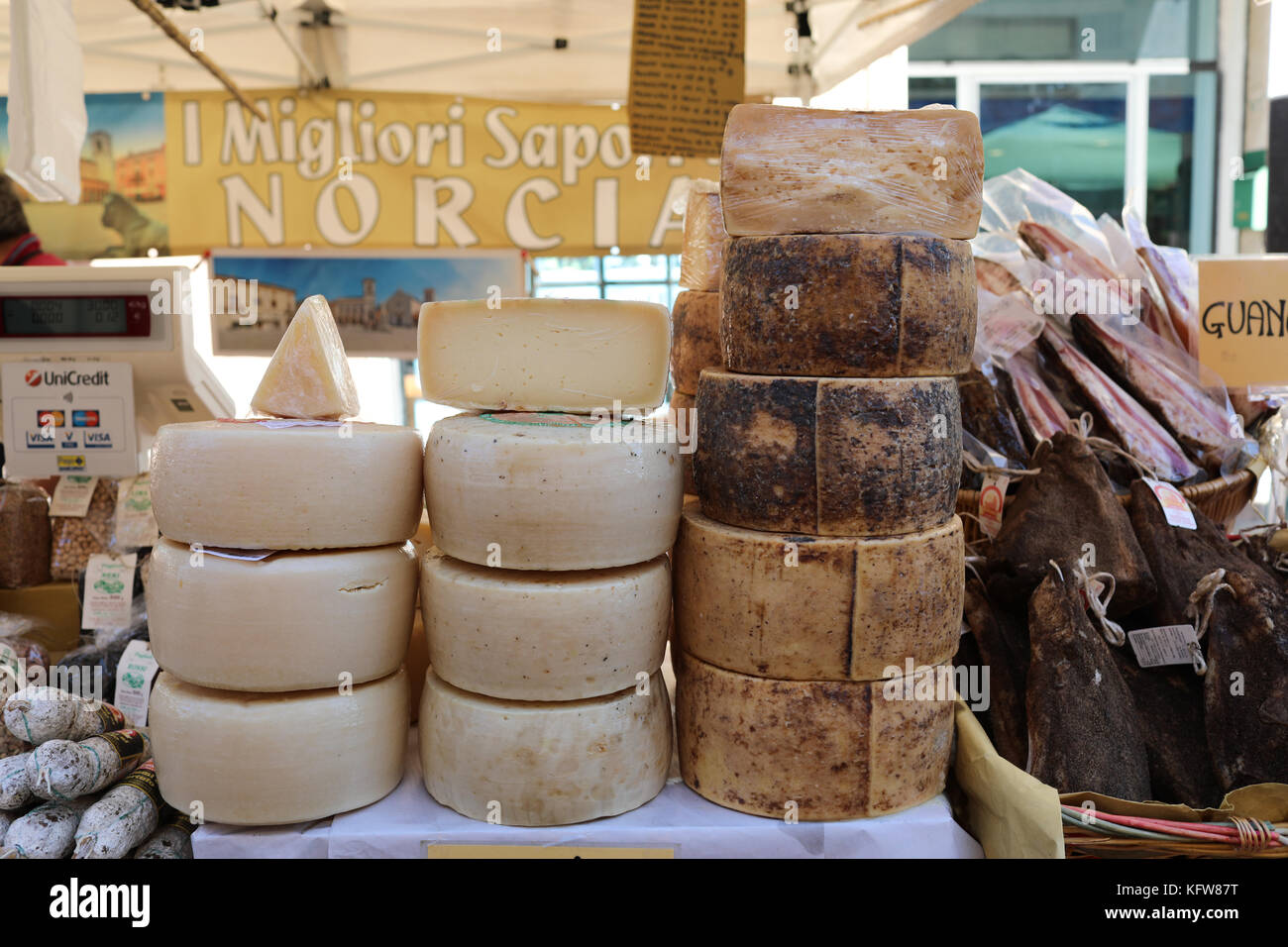 MANZIANA, lazio, Italie - 14 octobre 2017 : le fromage et le salami italien Divers en vente sur le stand à la rue et attend les plus populaires lors d'événements locaux, de th Banque D'Images