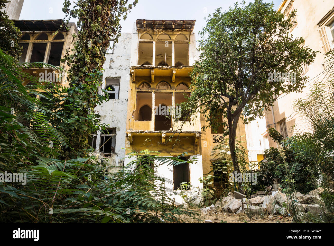 Ruines d'une maison traditionnelle libanaise entouré d'arbres et arbustes à Beyrouth, Liban Banque D'Images