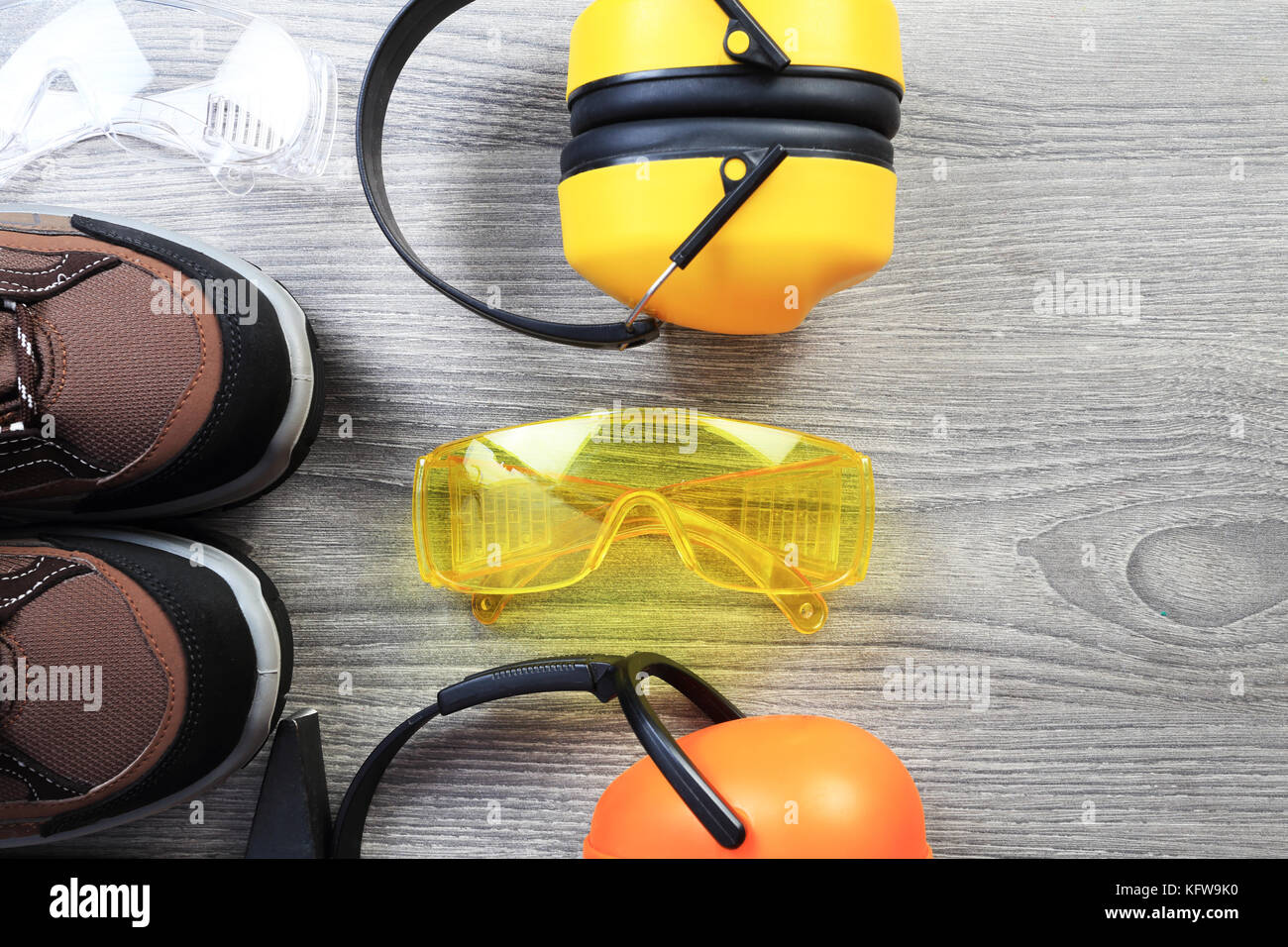 Travail de protection Porter des lunettes de sécurité. et le casque de sécurité contexte de travail ci-dessus. avec copie espace sur fond de bois. Banque D'Images