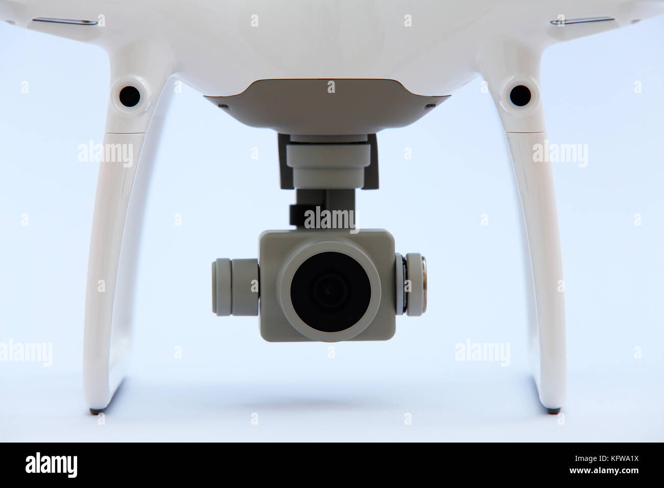 Caméra drone close-up sur fond blanc. Vue de face caméra drone. Banque D'Images
