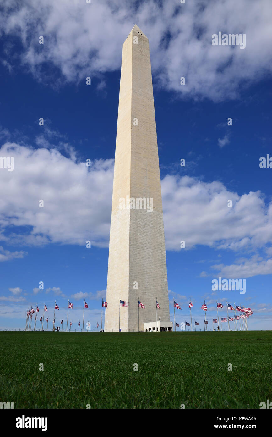 Washington Memorial à Washington d.c., usa avec des drapeaux américains et ciel bleu avec des nuages blancs Banque D'Images