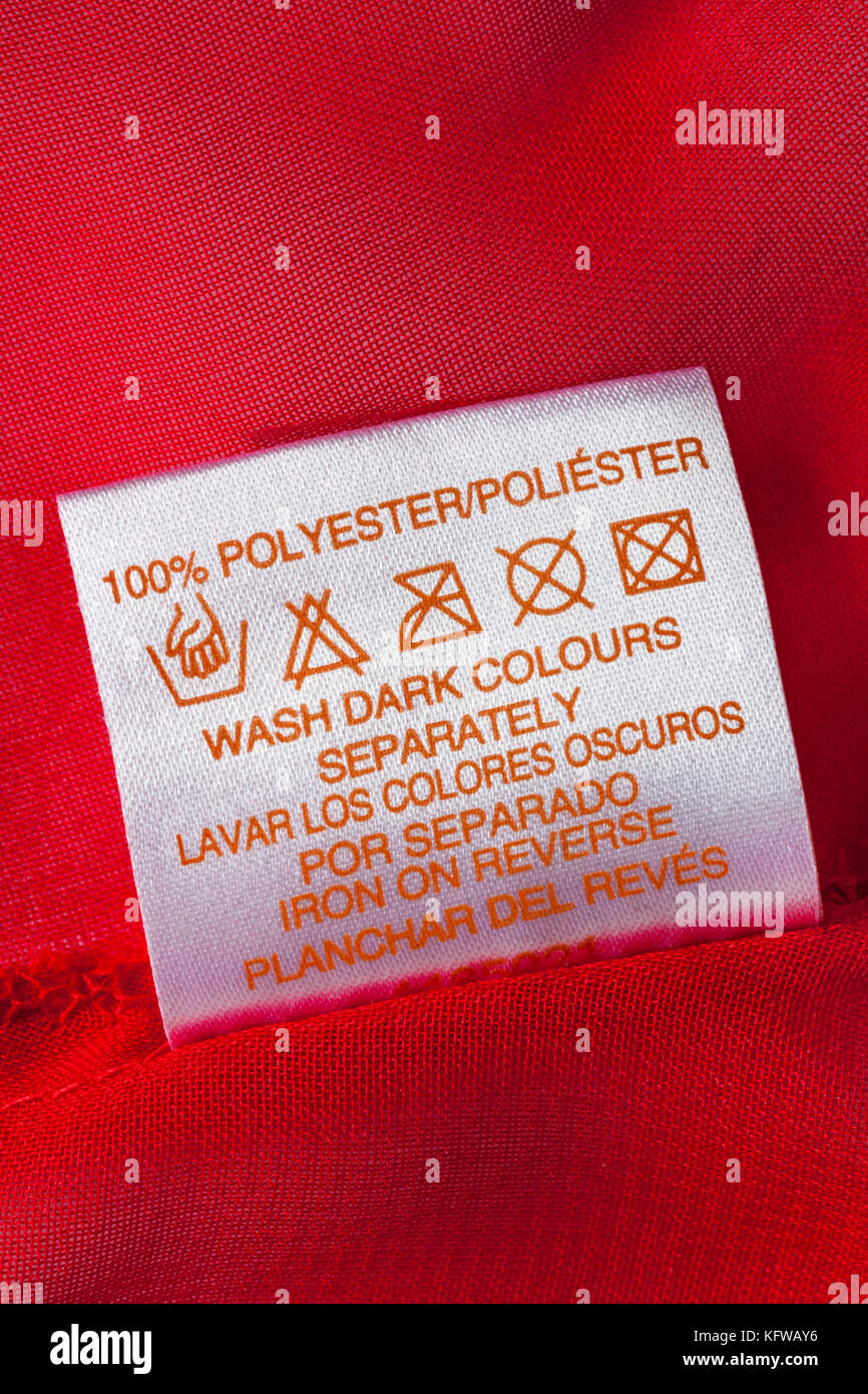 100 % polyester dans l'étiquette du vêtement Femme rouge avec des symboles  de lavage et d'instructions - laver les couleurs foncées séparément  repassage sur l'envers Photo Stock - Alamy
