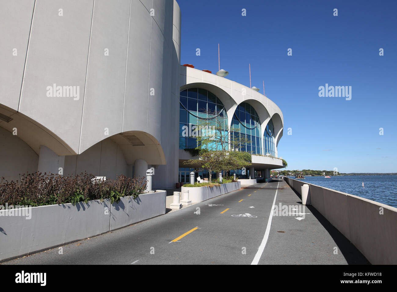 Monona Terrace Convention Center, conçu par Frank Lloyd Wright est un centre de congrès sur les rives du lac Monona à Madison, Wisconsin. Banque D'Images