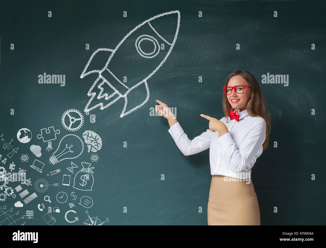 Jeune femme montrer signe de lancement de fusées on chalkboard Banque D'Images