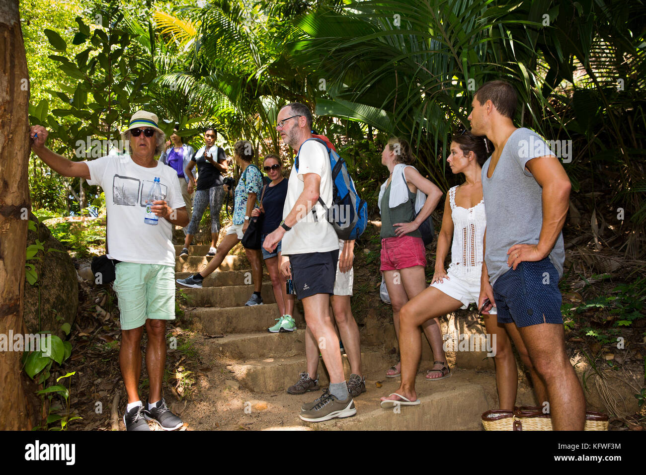 Les Seychelles, Praslin, Anse Marie-Louise, Fond Ferdinand réserve naturelle, les touristes en appui sur sentier nature Banque D'Images