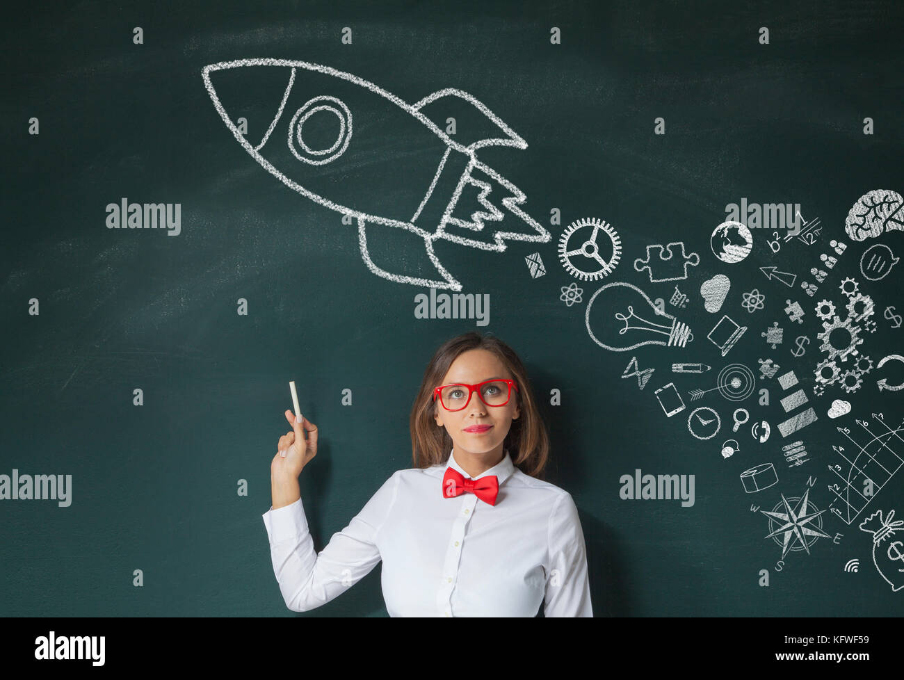 Jeune femme montrer signe de lancement de fusées on chalkboard Banque D'Images