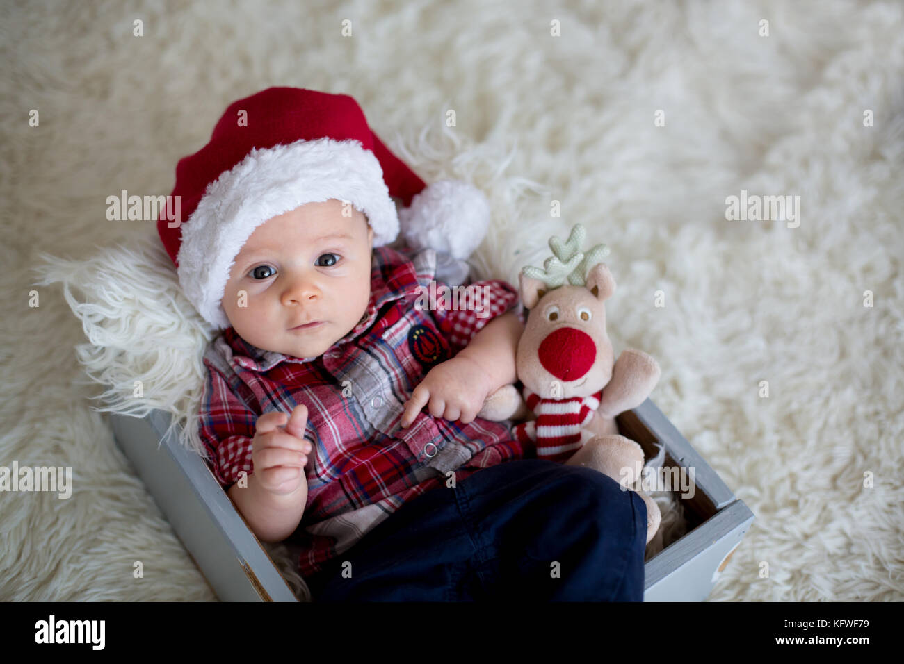 Portrait De Noel Mignon Petit Bebe Nouveau Ne Garcon Vetu De Vetements De Noel Et Wearing Santa Hat Temps D Hiver Studio Shot Photo Stock Alamy