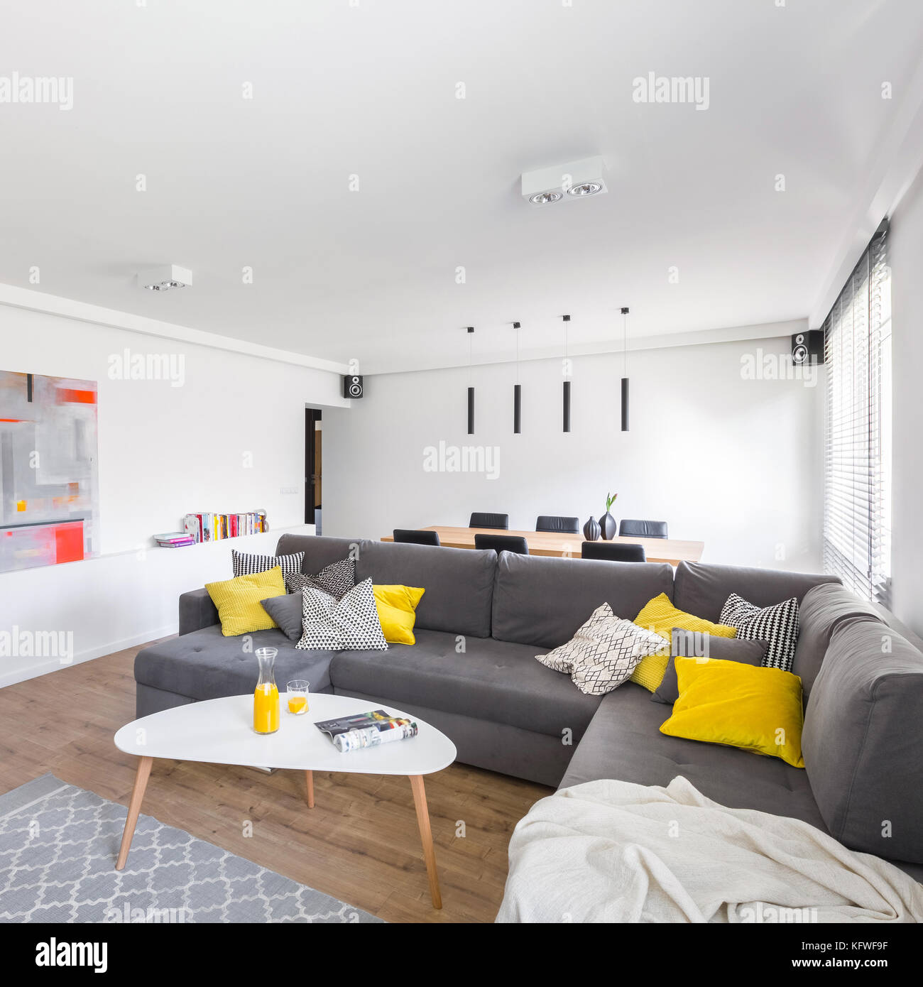 Blanc, moderne, salle de séjour avec canapé gris extra grand et élégant  tableau Photo Stock - Alamy