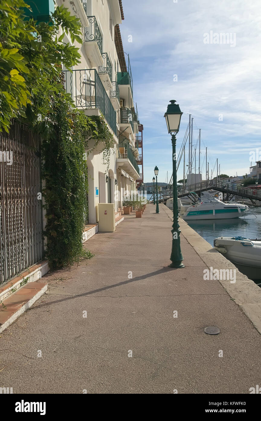 Promenade sur le côté droit d'un canal dans le port de plaisance de Port Grimaud sur la côte d'azur Banque D'Images