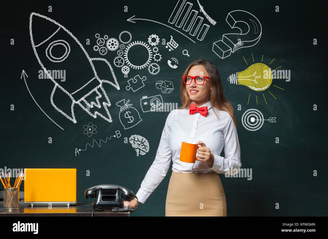 Jeune femme et de lancement de fusées de signalisation on chalkboard Banque D'Images