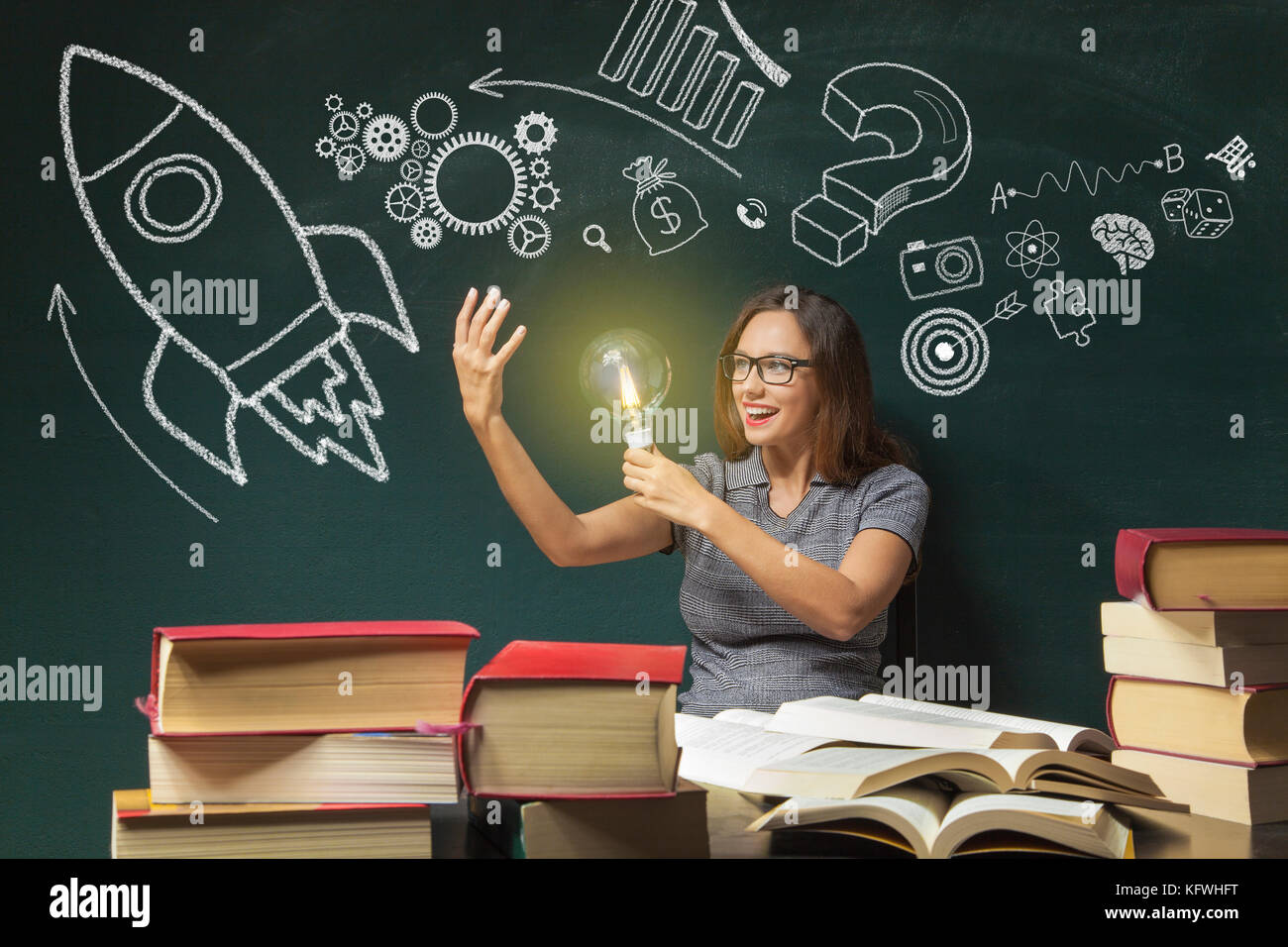 Jeune femme et de lancement de fusées de signalisation on chalkboard Banque D'Images Jeune femme et de lancement de fusées de signalisation on chalkboard Banque D'Images