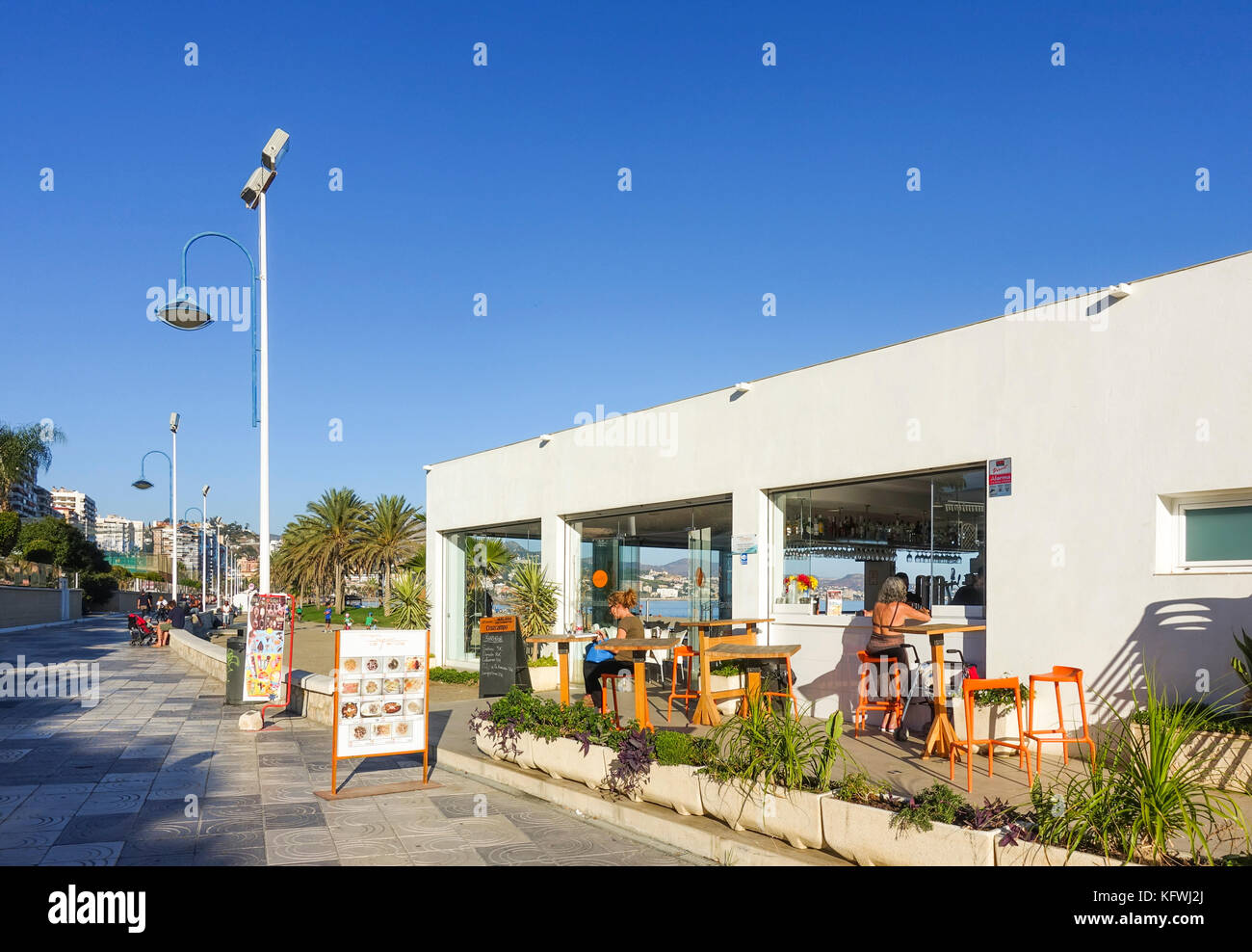 Bar de plage moderne, à la plage de Malagueta chiringuito, Malaga, Andalousie, Espagne Banque D'Images