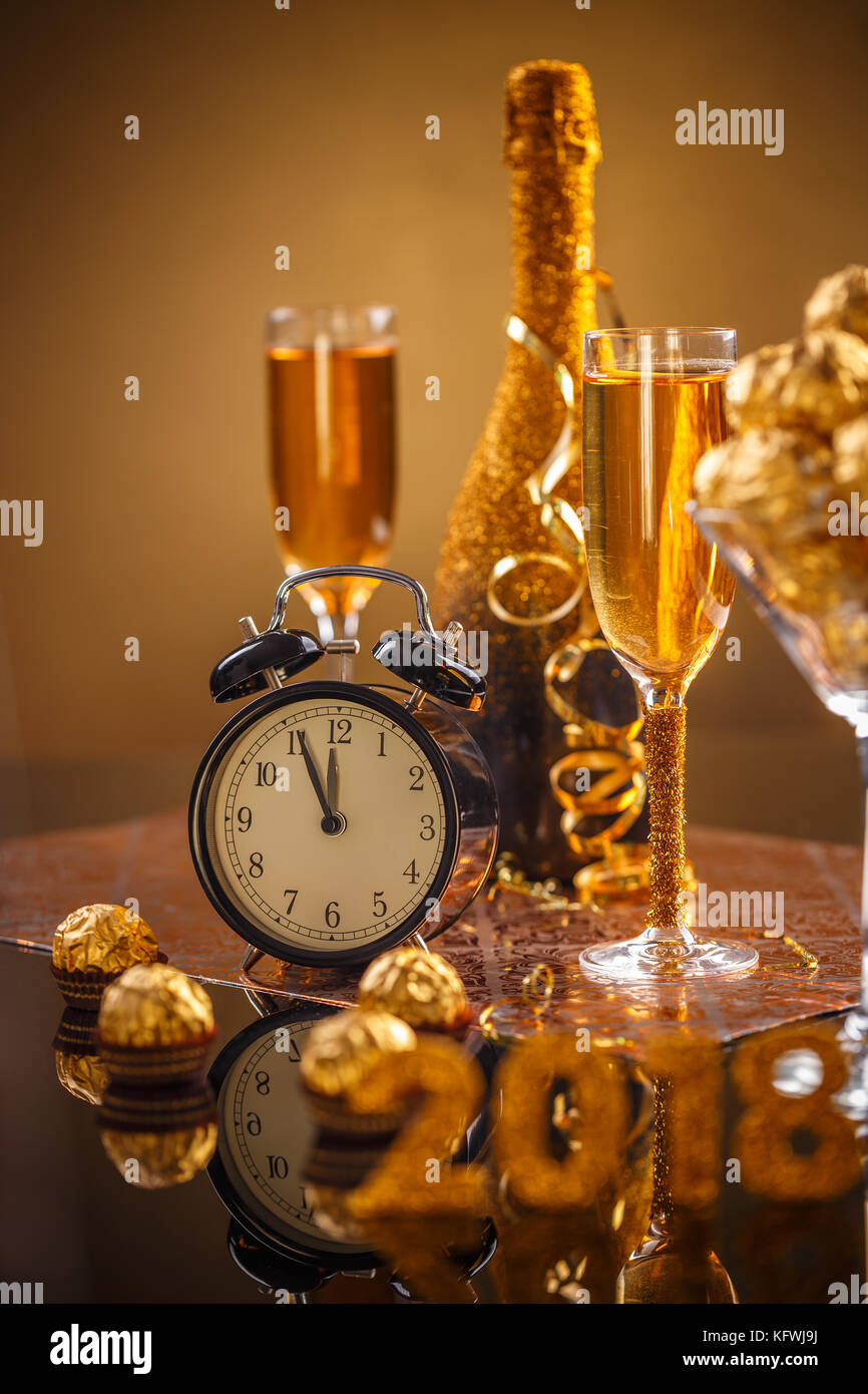 Thème fête avec du champagne, du chocolat et de l'horloge Banque D'Images